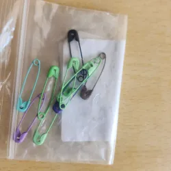 SET DE 10 ALFILERES DURADEROS DE COLORES