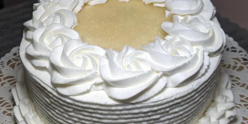 CAKE DE NATA 22CM RELLENO DE COCO RALLADO SABOR VAINILLA 