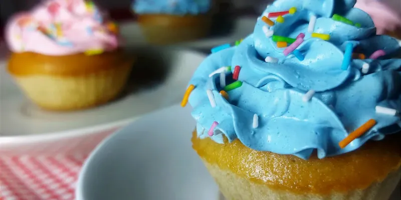 CUPCAKES CON MOUSSE DE VAINILLA 