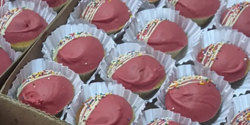 CUPCAKES CON COBERTURA DE CHOCOLATE BLANCO