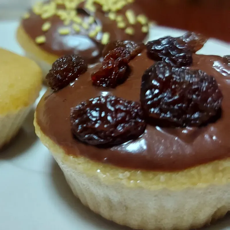 CUPCAKES DE COBERTURA DE CHOCOLATE SEMIAMARGO 
