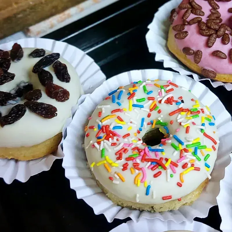 DONAS CON COBERTURA DE CHOCOLATE BLANCO