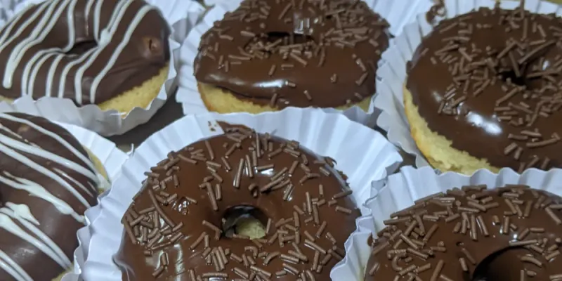 DONAS CON COBERTURA DE CHOCOLATE CON LECHE 