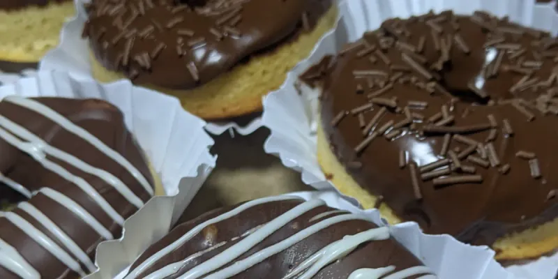 DONAS CON COBERTURA DE CHOCOLATE SEMIAMARGO 