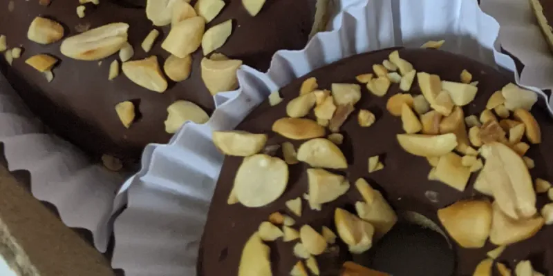 DONAS CON MANÍ 