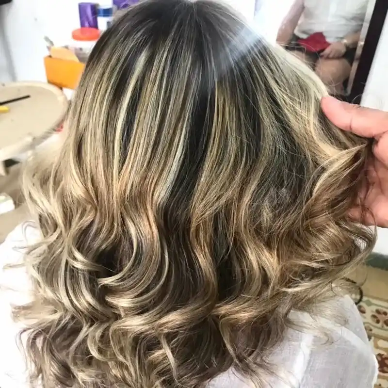 Diseño de color en cabello largo