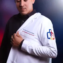 Batas de medicina bordadas