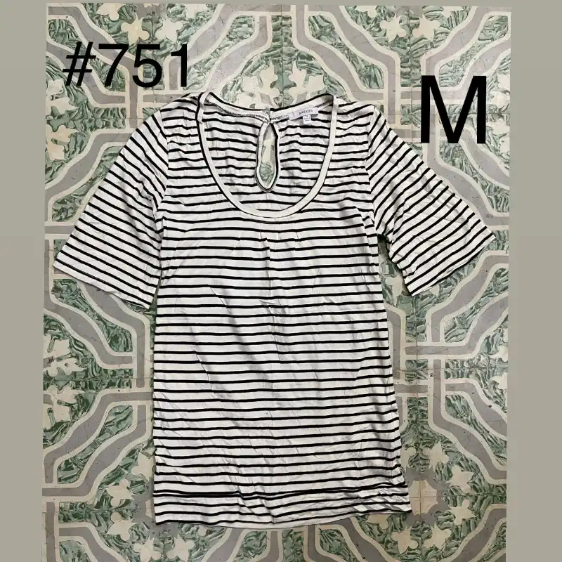 Blusa de rayas blanca y negra 
