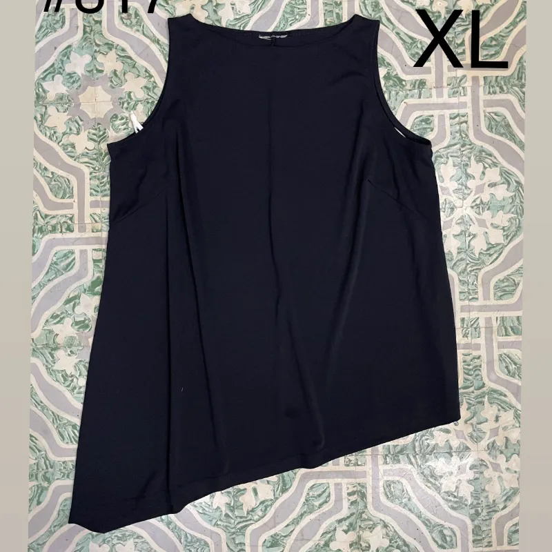 Blusa negra de pico 