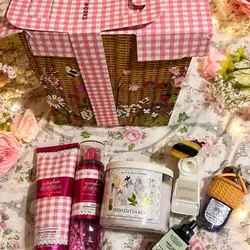 Cesta de regalo compuesta por varios artículos