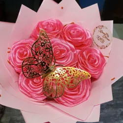 Ramo de 7 rosas con 1 mariposa incluida
