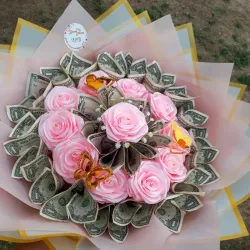 Ramo de rosas con billetes