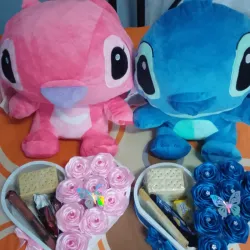 Regalo sorpresa de peluches y cajitas con rosas