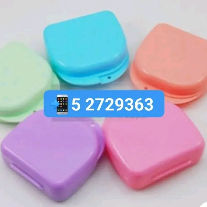 Cajitas protectoras para guardar Aparatos dentales de ortodoncia, Aparatos Removibles, Retenedores dentales, Férulas dentales, Alineadores dentales o prótesis dentales. 💼 Cajitas protectoras resistentes y prácticas para continuar tu tratamiento de ortodoncia. Cajas o cajitas de ortodoncia protectoras.  ❌ Evita que se rompan tus aparatos  ❌ Evita que se ensucien ❌ Evita perderlos ✔️ Compactas ✔️ Higiénicas ✔️ Fáciles de llevar a todas partes ✔️Decoradas y sencillas según tu gusto. Traen huequito para poner colgante