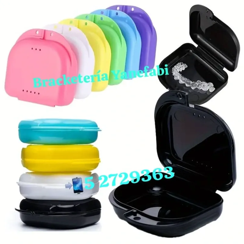 Cajitas protectoras para guardar Aparatos dentales de ortodoncia, Aparatos Removibles, Retenedores dentales, Férulas dentales, Alineadores dentales o prótesis dentales. 💼 Cajitas protectoras resistentes y prácticas para continuar tu tratamiento de ortodoncia. Cajas o cajitas de ortodoncia protectoras.  ❌ Evita que se rompan tus aparatos  ❌ Evita que se ensucien ❌ Evita perderlos ✔️ Compactas ✔️ Higiénicas ✔️ Fáciles de llevar a todas partes ✔️Decoradas y sencillas según tu gusto. Traen huequito para poner colgante