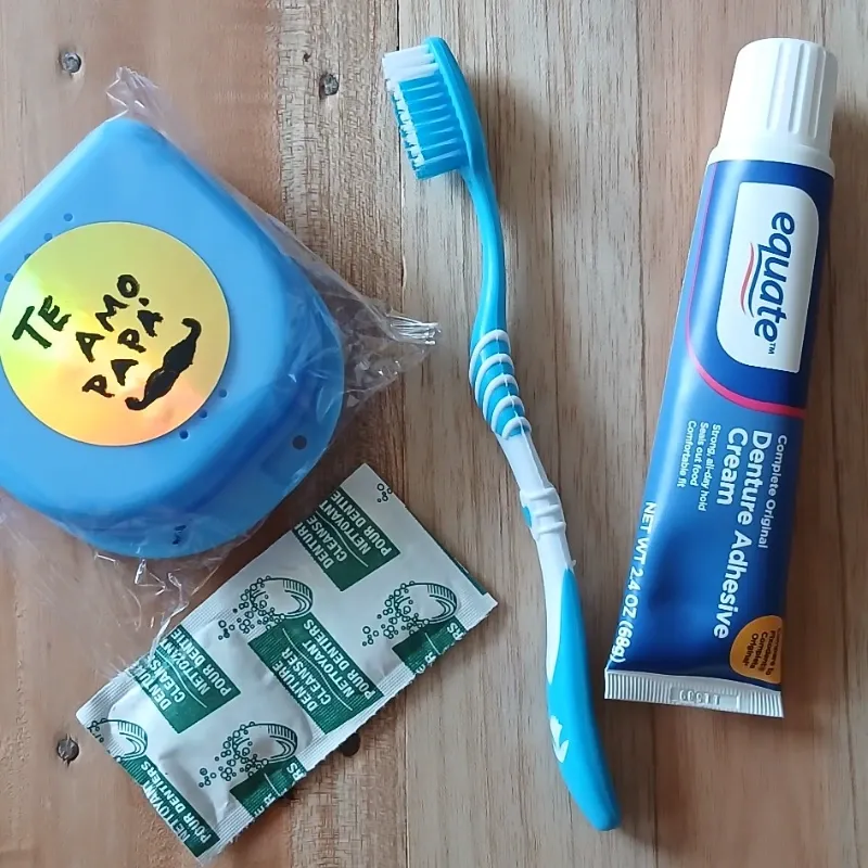 🔥👔🎁 ¡EL REGALO PERFECTO PARA PAPÁ ESTE DÍA DEL PADRE! 🎁👔🔥 COMBO DE PEGAMENTO PARA DENTADURA POSTIZA💥 CONSÍENTE A PAPÁ CON ESTE COMBO ESPECIAL 💥 ✅ Pegamento para fijar prótesis dental a la encía tipo Fixodent Equate ✅ Cajita para guardar la prótesis dental ✅ Cepillo dental ✅ 2 pastillas limpiadoras y blanqueadoras 🩵 Todo lo que necesita para sentirse cómodo al hablar, comer y sonreír todos los días. 🎉 Un regalo útil, diferente y que realmente va a agradecer. ⚠️ PROMOCIÓN ESPECIAL POR TIEMPO LIMITADO ⚠️ 🔥 Unidades limitadas — ¡se están yendo rápido! 🔥 📲 Haz tu pedido HOY mismo y sorprende a papá con un detalle práctico, completo e irresistible.