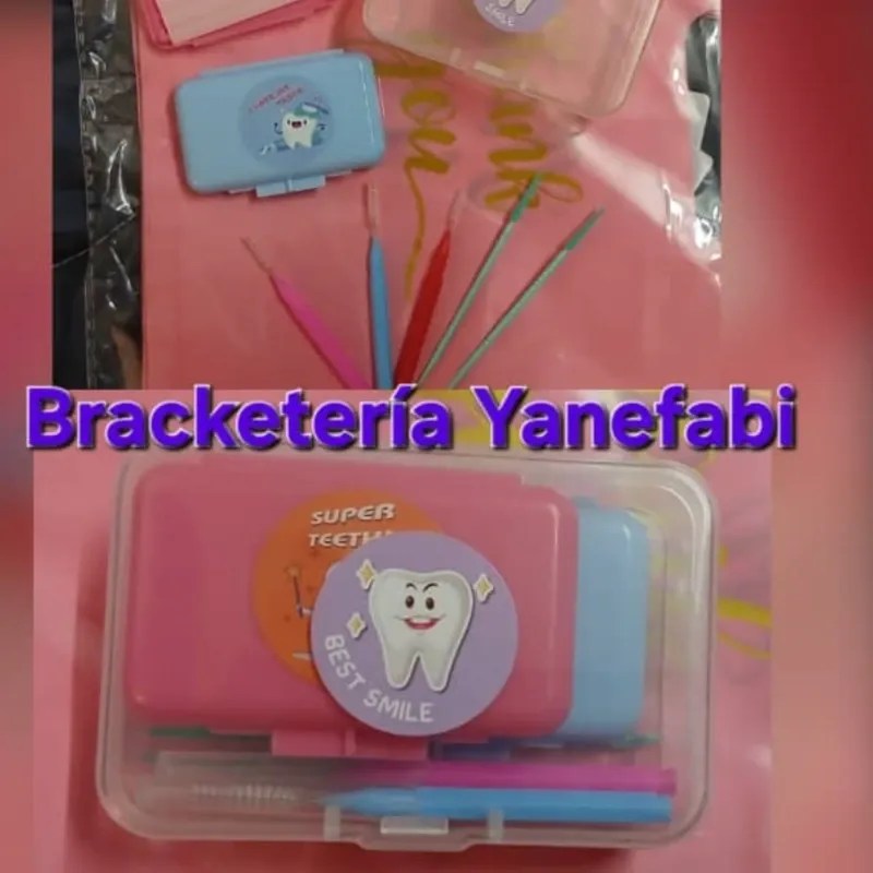 Kit de Ortodoncia #1. • 2 Ceras de Ortodoncia para peladuras • 3 cepillos interdentales • 2 cepillos intraorales • Caja transparente para guardar en bolso, cartera o mochila.