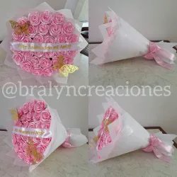 Ramo de 29 Rosas Eternas + Frase + Mariposas