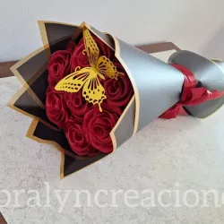 Ramo de 7 Rosas Eternas