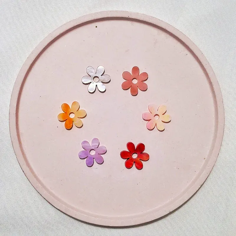 Argolla con flor matizada roja