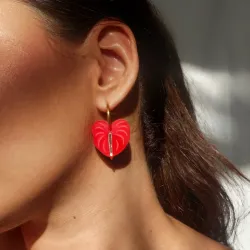 Argolla dorada Anthurium rojo