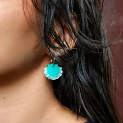Argollas plateadas con conchas aqua