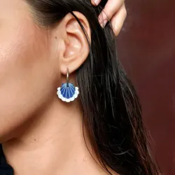 Argollas plateadas con conchas azul oscuro