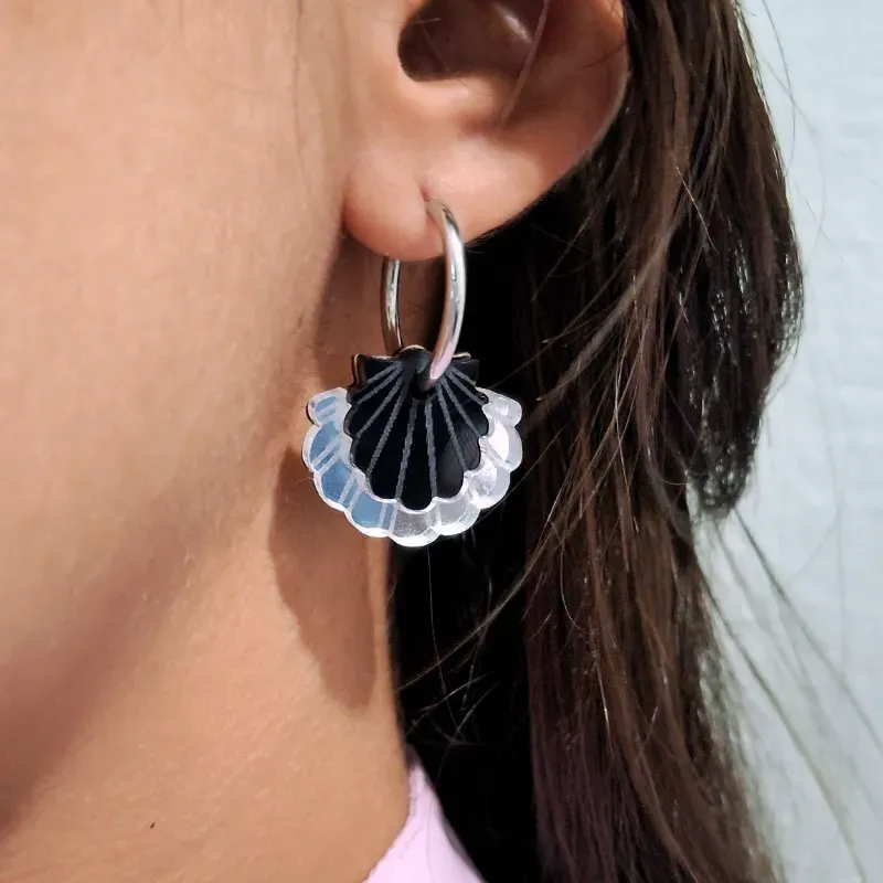 Argollas plateadas con conchas negras 