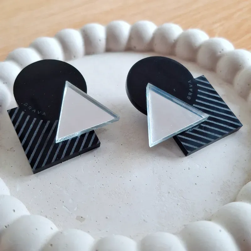 Bauhaus collage triangulo plateado