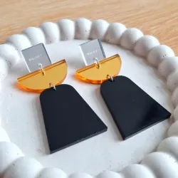 M cuadrado plateado, dorado, negro