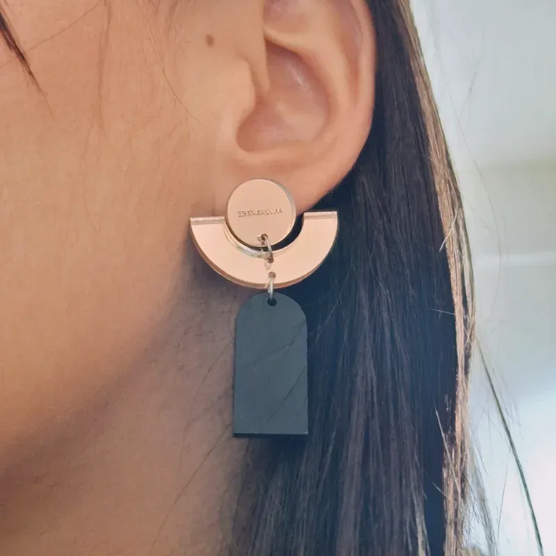 Bauhaus Flaq oro rosa falda negra