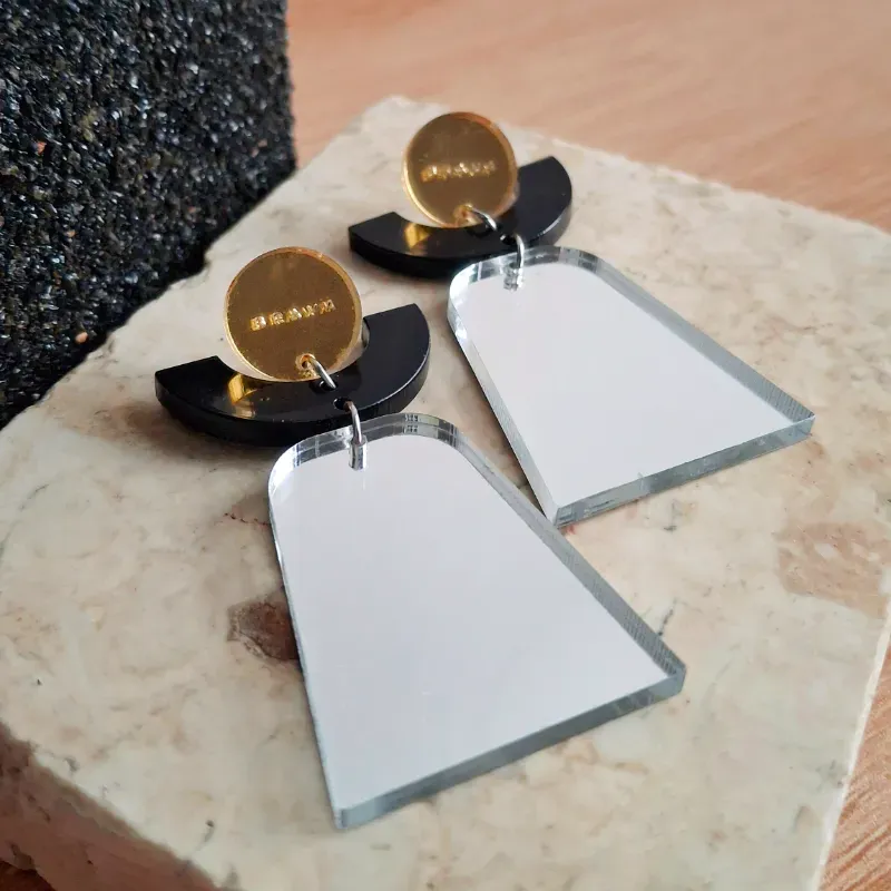 M arco negro falda plateada