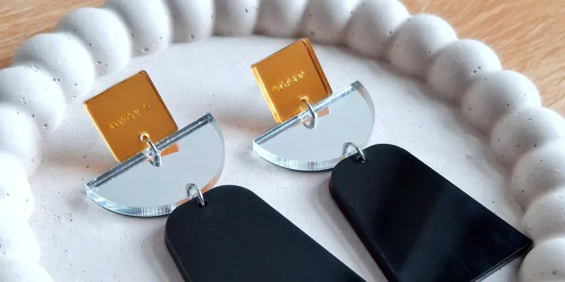 M dorada cuadrado, plateado y negro