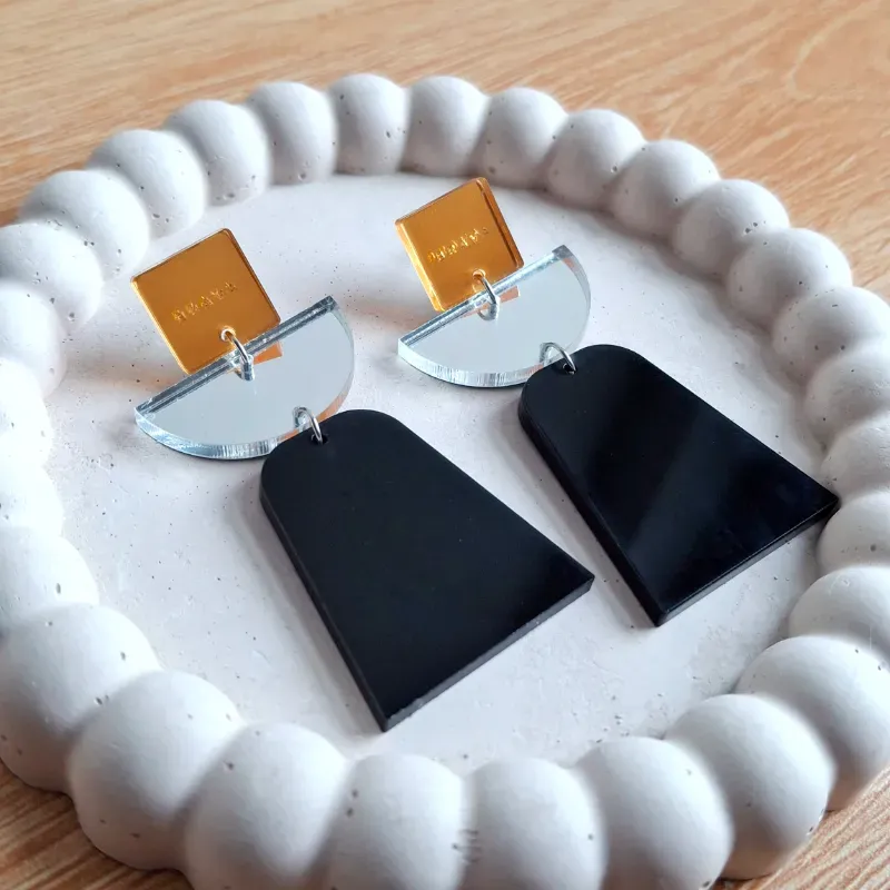 M dorada cuadrado, plateado y negro