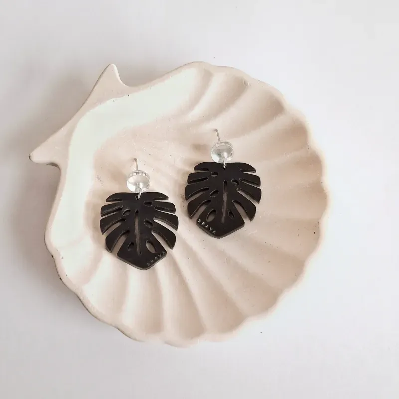 Monsteras medianas negras y plateado