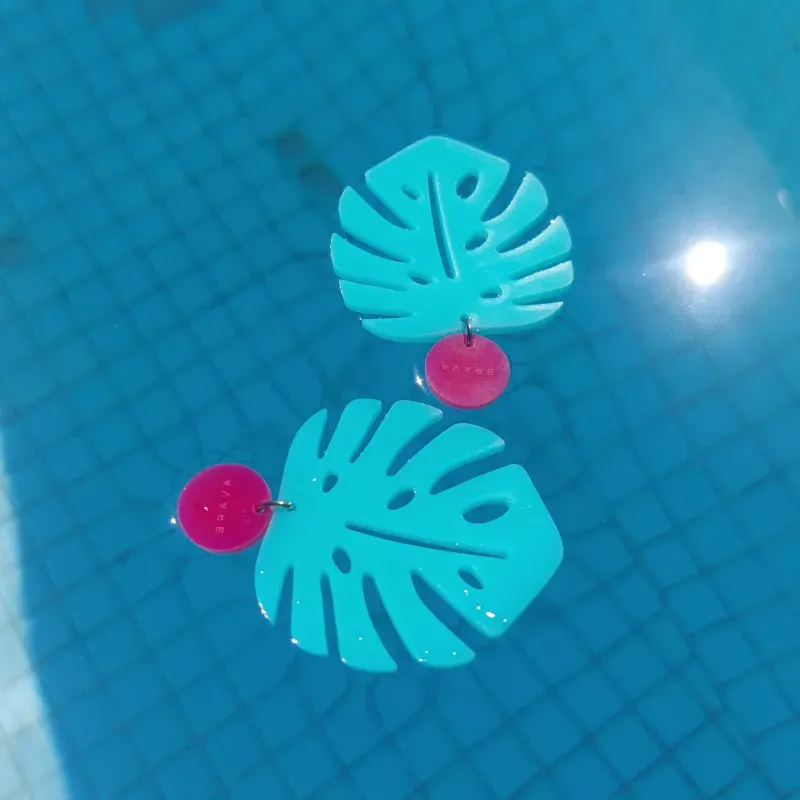 Pendientes de hojas de monsteras/ color: azul aqua y bola rosa oscuro 