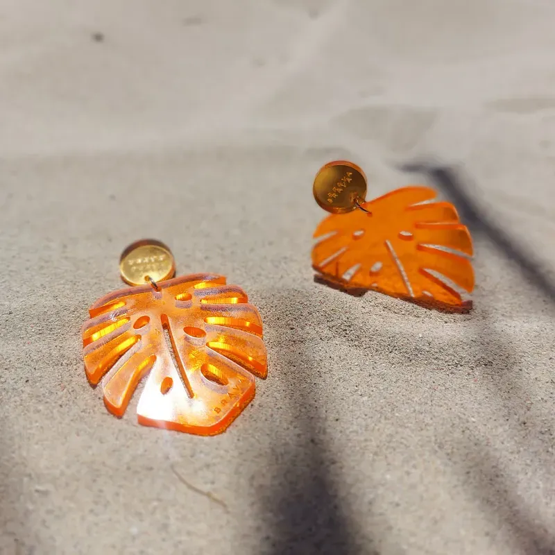 Pendientes de hojas de monsteras/ color naranja traslúcido y bola dorada