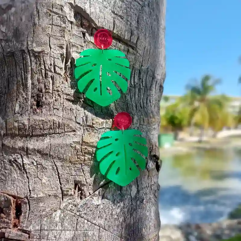 Pendientes de hojas de monsteras/ color: verde y bola roja