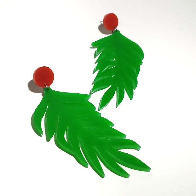Pendientes de hojas de palmas/ color: verde y bola naranja 