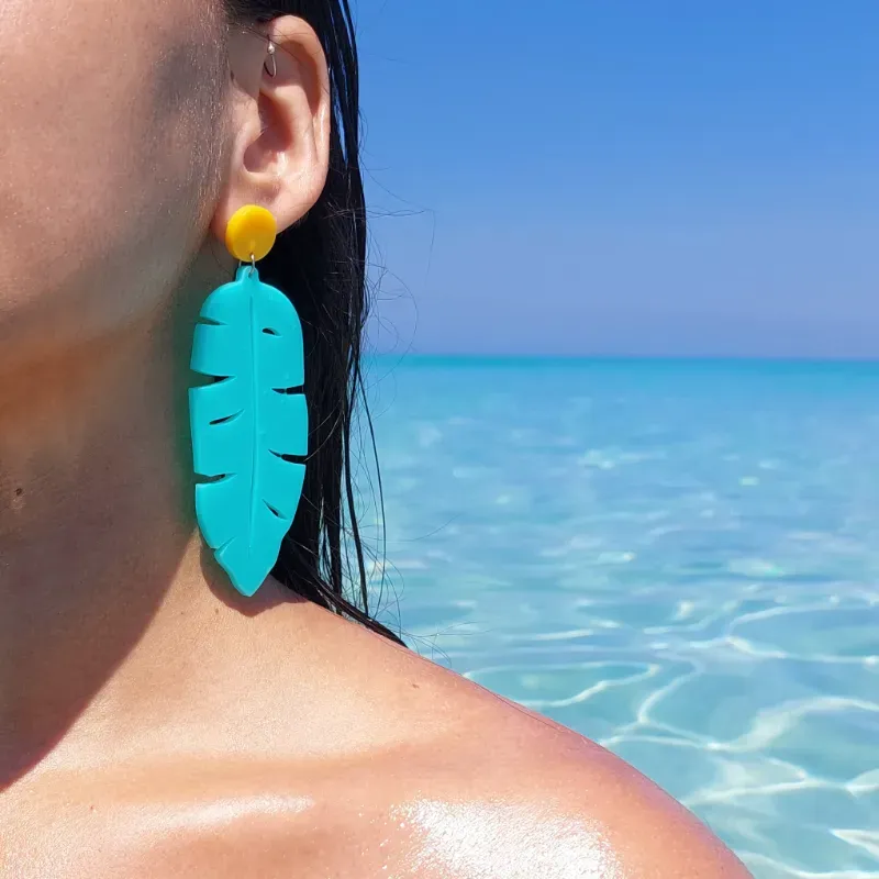 Pendientes de hojas de plátano/ color: azul aqua y bola amarilla 