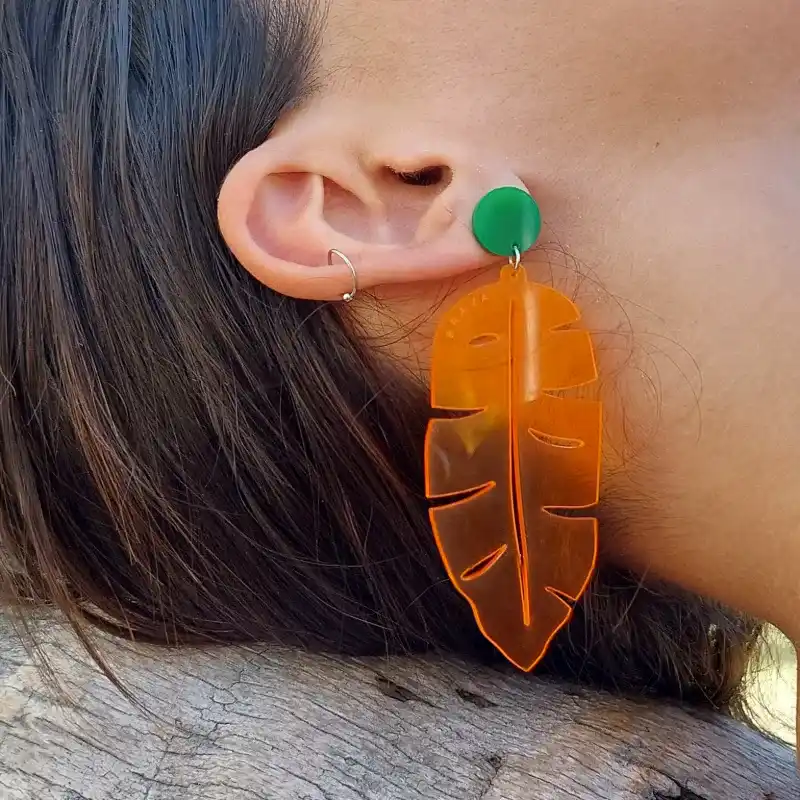Pendientes de hojas de plátano/ color: naranja traslúcido y bola dorada