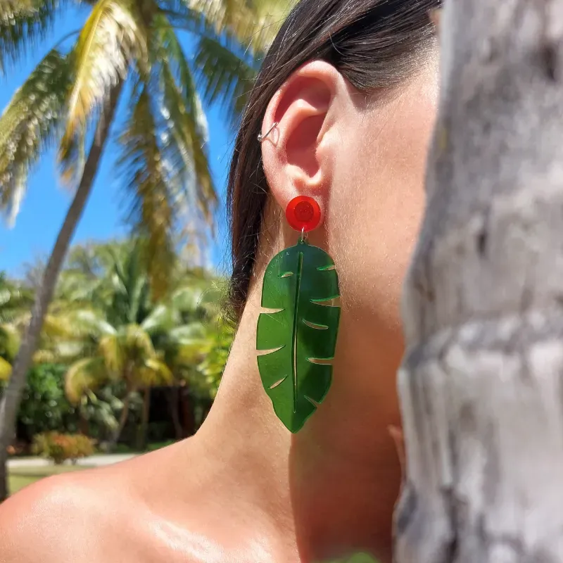 Pendientes de hojas de plátano/ color: verde y bola roja 