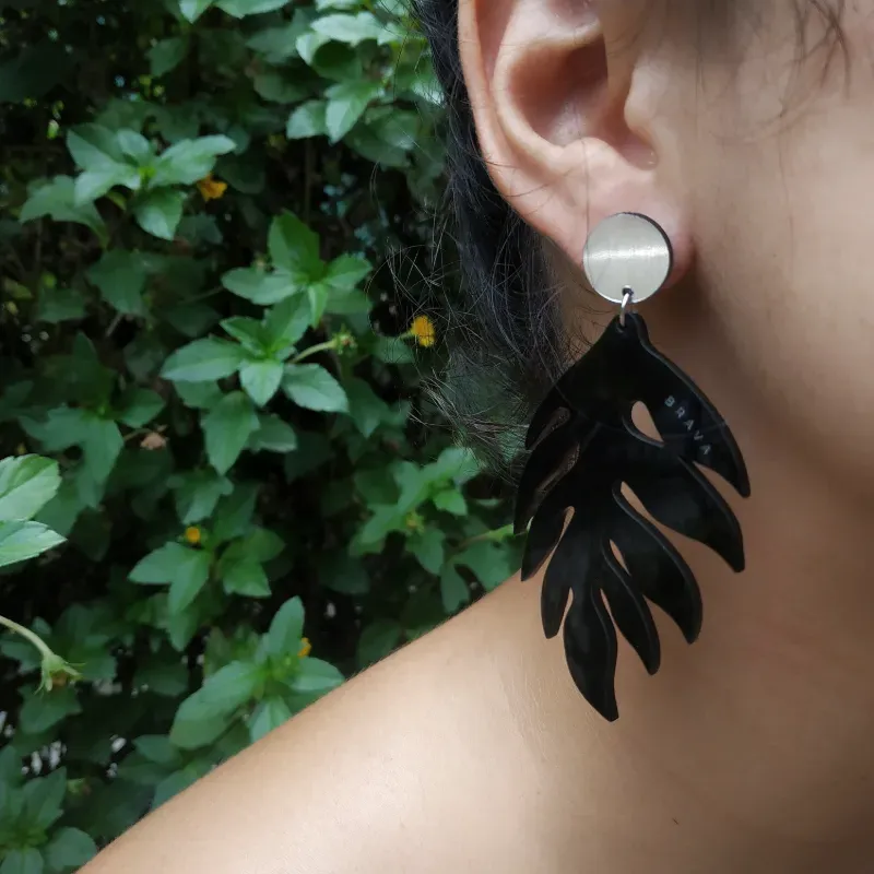 Pendientes hojas de arecas/ color: negro y plateado 