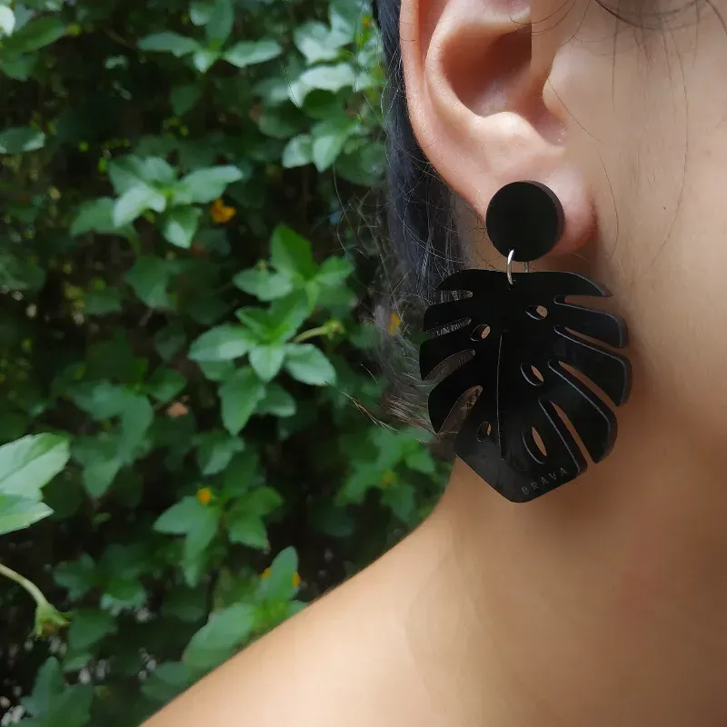 Pendientes hojas de monsteras/ color: negro 