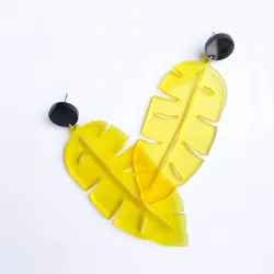 Pendientes hojas de plátano/ color: amarillo traslúcido y bola negra