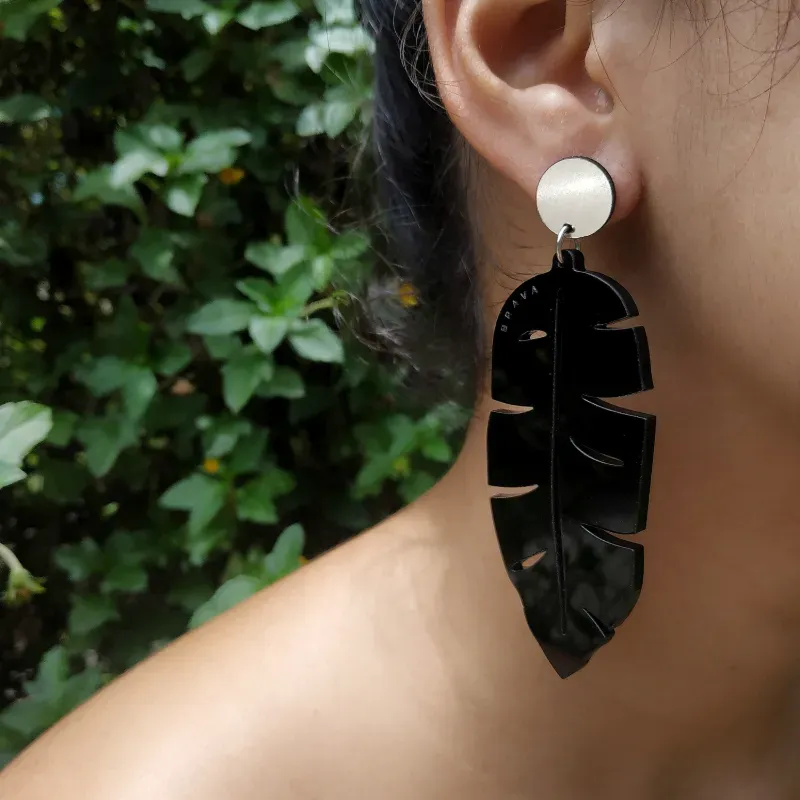 Pendientes hojas de plátano/ color: negro 