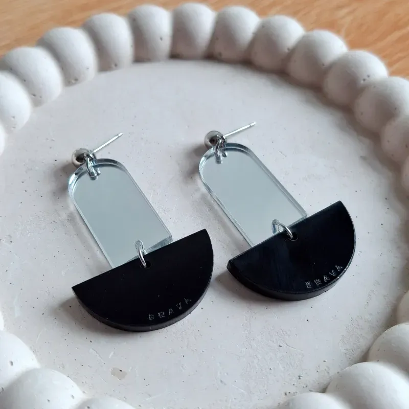 Péndulo plateado y negro