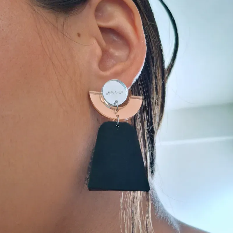 M arco oro rosa y falda negra