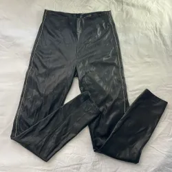 Pantalón negro de cuero