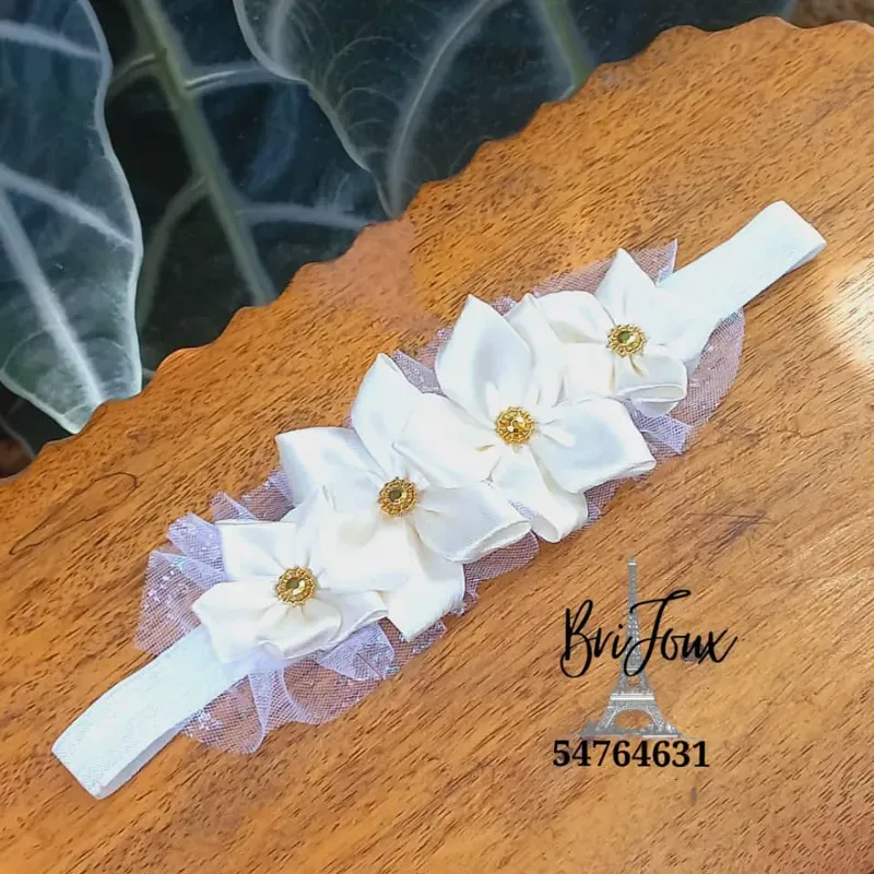 Diadema floral color crema 